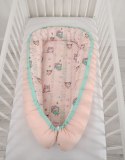 Kokon niemowlęcy dwustronny kojec otulacz Premium BOBONO- sówki kremowe/pudrowy róż