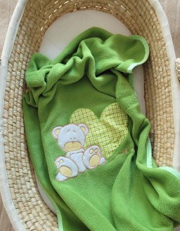 Kocyk polarowy dla niemowląt - Milo- Miś z sercem zielony